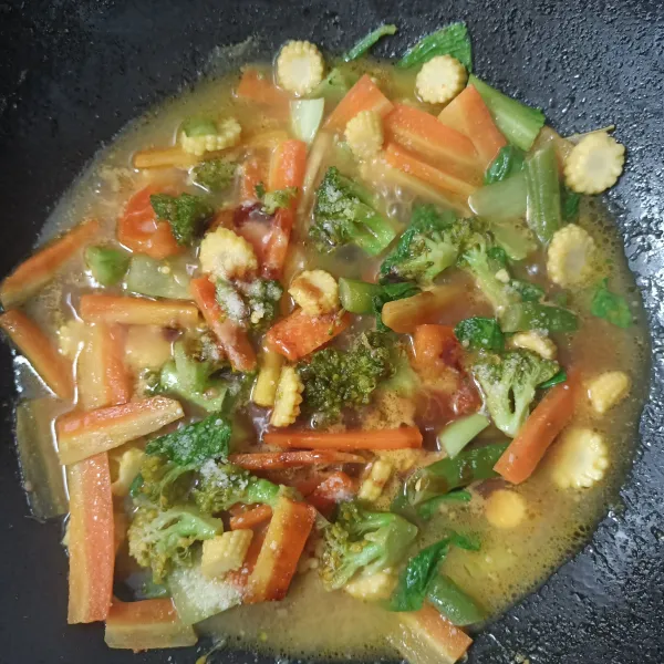Bumbui dengan garam, gula, kaldu bubuk, dan saus tiram. Kemudian, aduk rata dan koreksi rasa. Sajikan.