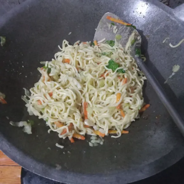 Masukkan garam, kaldu bubuk, lada bubuk, dan seledri. Aduk hingga tercampur rata dan tes rasa.