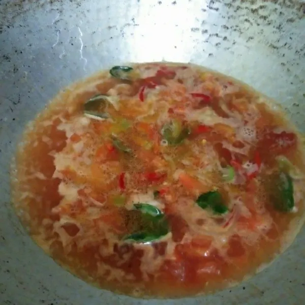 Tambahkan air, masak hingga mendidih beri saus tomat, garam, saus tiram dan gula pasir.