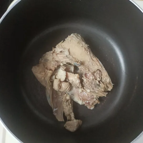 Masukkan ikan ke dalam panci.