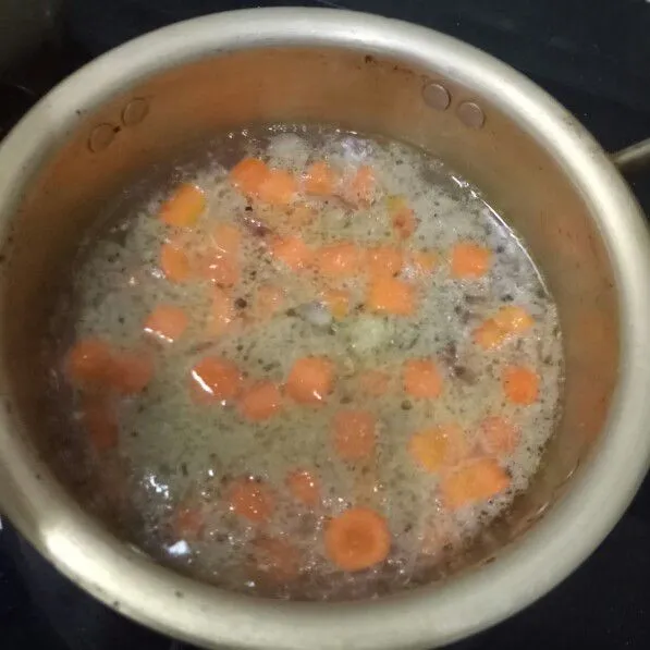 Masaukkan wortel yang sudah dipotong kecil-kecil. Masak sampai wortel agak lembut. Jangan lupa tambahkan garam dan kaldu jamur