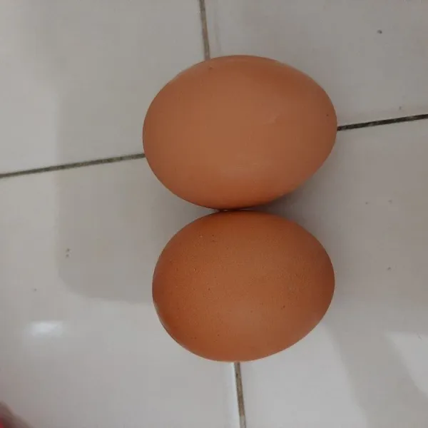 Siapkan 2 buah telur.