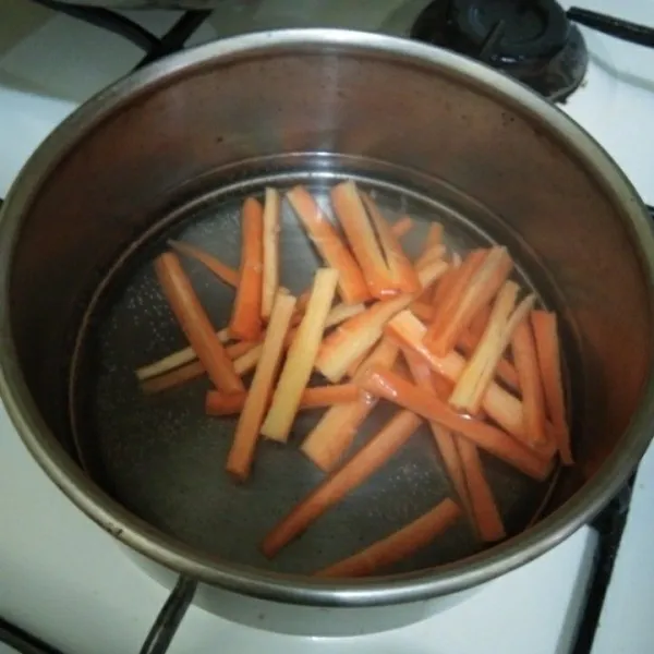 Rebus wortel hingga setengah matang, angkat dan tiriskan.