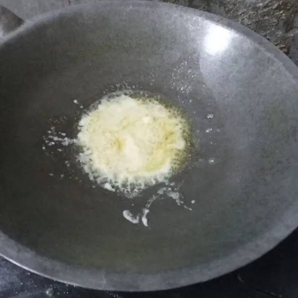 Panaskan minyak, lalu tumis bumbu halus hingga harum.