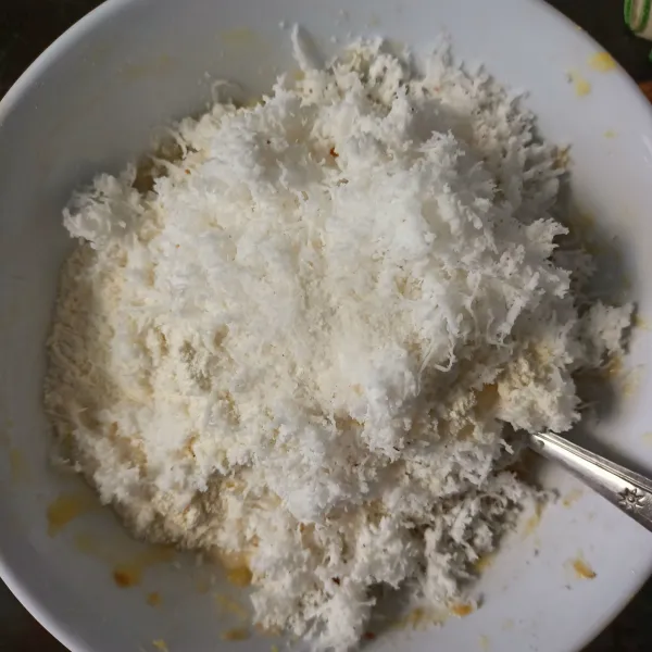 Tambahkan tepung, kelapa parut, dan garam.