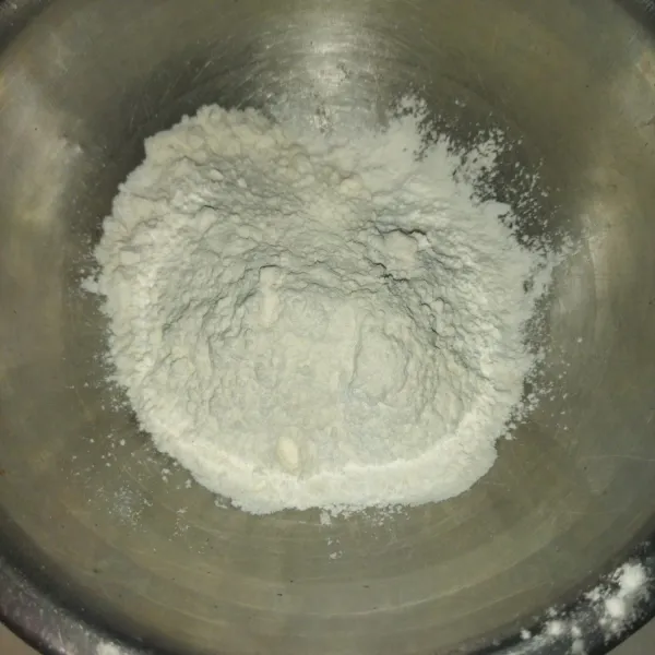 Siapkan wadah, lalu masukkan tepung terigu dan tepung beras.