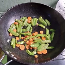 Masukkan wortel dan ercis aduk rata.