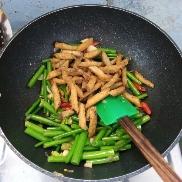 Masukkan tempe menjes. Aduk rata.