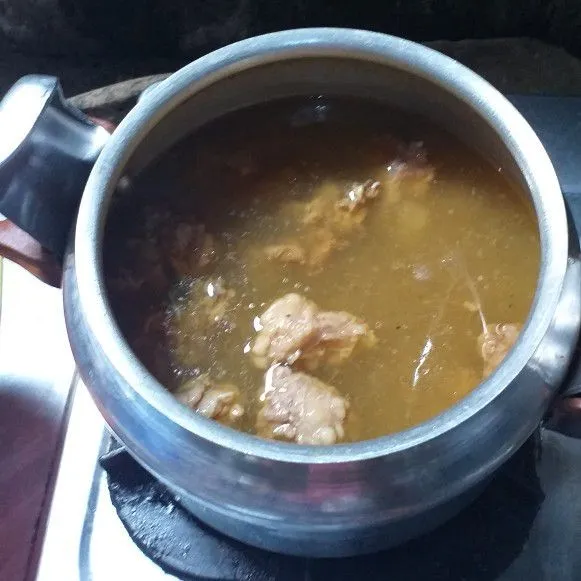 Masak hingga mendidih, kemudian masak selama 10 menit. Jika menggunakan panci biasa, masak hingga daging lembut.