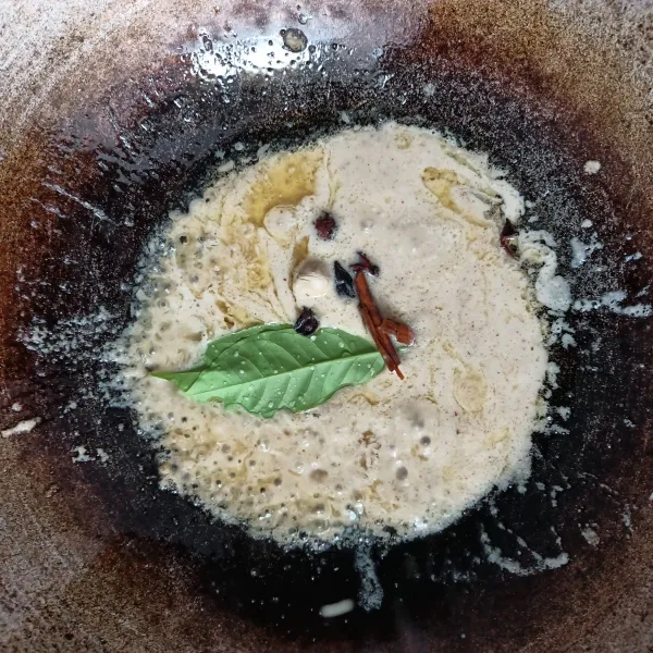 Tumis bumbu halus dan bumbu aromatik hingga harum.