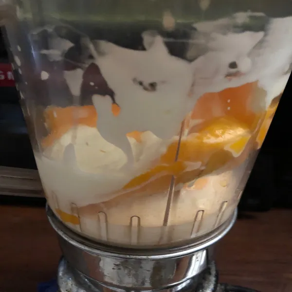Potong-potong mangga. Lalu, blender bersama yoghurt hingga menjadi smoothies.