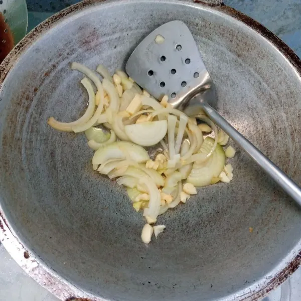 Lelehkan margarin. Tumis bawang bombai dan bawang putih sampai harum dan layu.