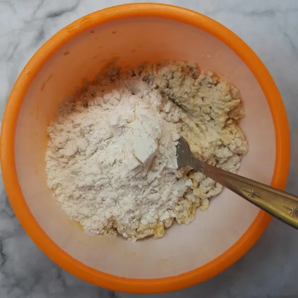 Masukkan terigu dan tepung bumbu. Aduk rata.