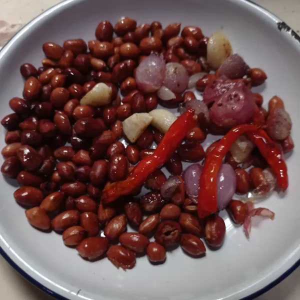 Goreng kacang tanah sampai matang, goreng juga bawang merah, bawang putih, cabe merah, dan cabe rawit sampai layu, sisihkan.