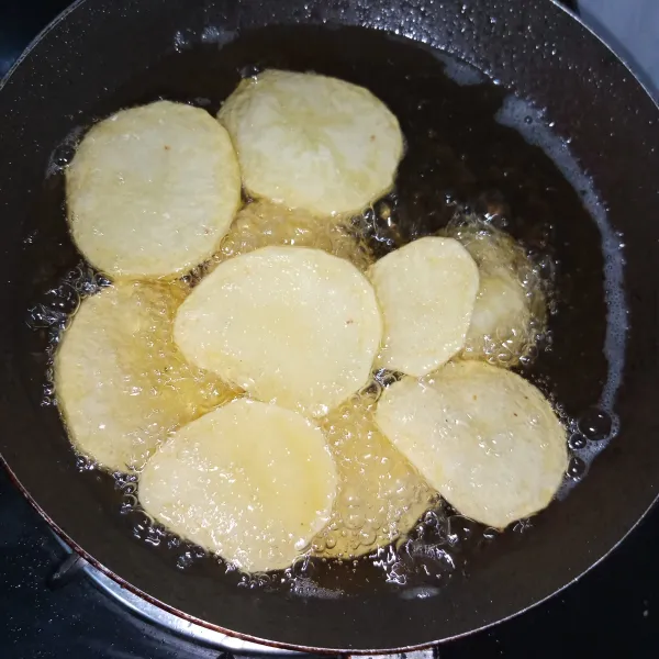 Potong kentang dan iris dengan ketebalan 1 cm kemudian goreng hingga kering. Sisihkan.