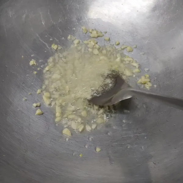 panaskan secukupnya minyak goreng, tumis bawang putih sampai layu dan harum. sisihkan di tepi wajan