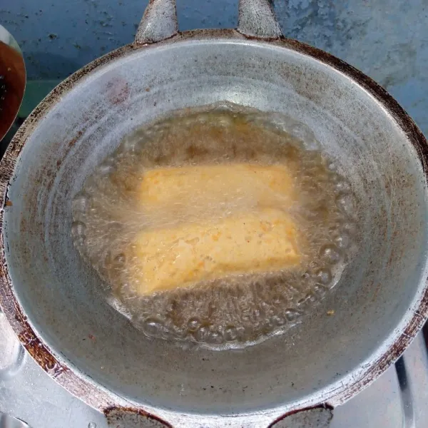 Goreng galantine sampai kecoklatan. Angkat dan biarkan dingin. Kemudian potong-potong.