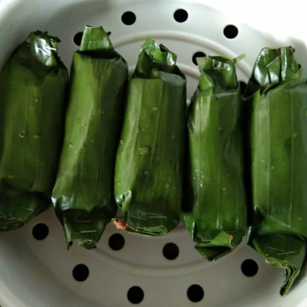 Gulung dan rapatkan di kedua bagian ujungnya kemudian kukus selama 25 menit.