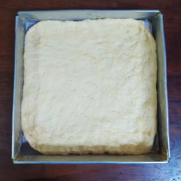 Pipihkan adonan dengan rolling pin lalu masukkan ke loyang (saya pakai ukuran 24x24cm). Sebelumnya, loyang sudah dialasi kertas roti dan dioles margarin. Tusuk-tusuk dengan garpu.