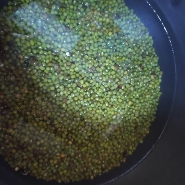 Cuci bersih kacang hijau lalu beri air (1). Presto selama 30 menit atau jika tidak punya presto boleh direbus hingga empuk.