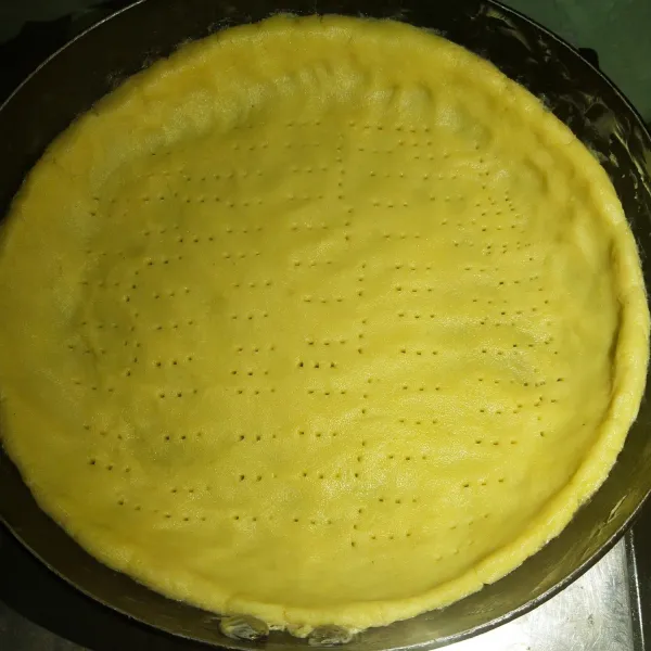 setelah adonan kalis kemudian olesi teflon dengan margarin tipis tipis dan bentuk kue lontar nya  dan tusuk tusuk kue lontar nya dengan garpu kemudian panggang dengan api kecil sampai 15 menit