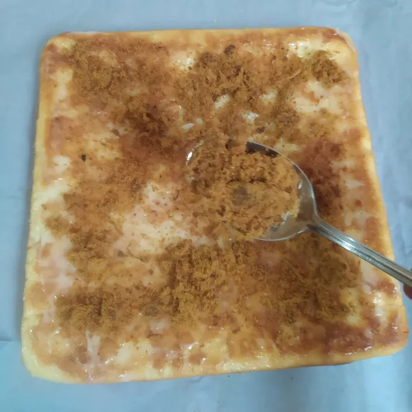 Taburi dengan abon sampai rata. 
Gulung dan biarkan selama beberapa saat di dalam kertas roti supaya set.
