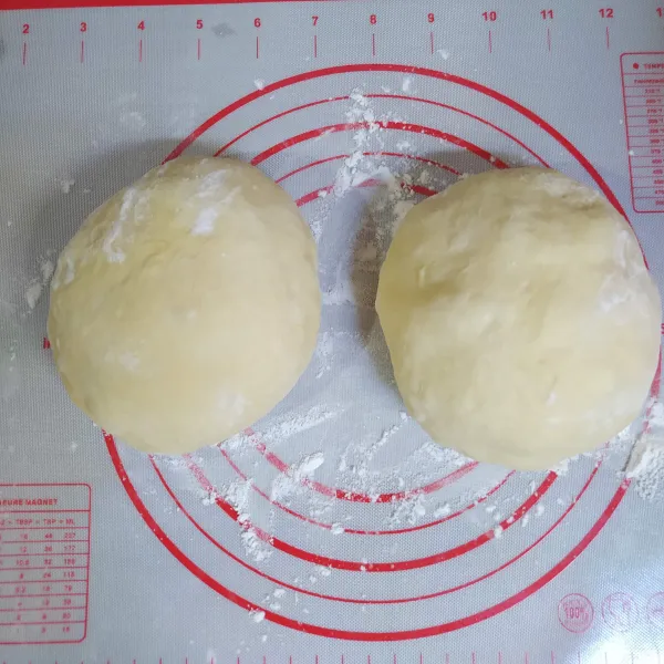 Kempiskan adonan lalu dibagi 2. Bulatkan.