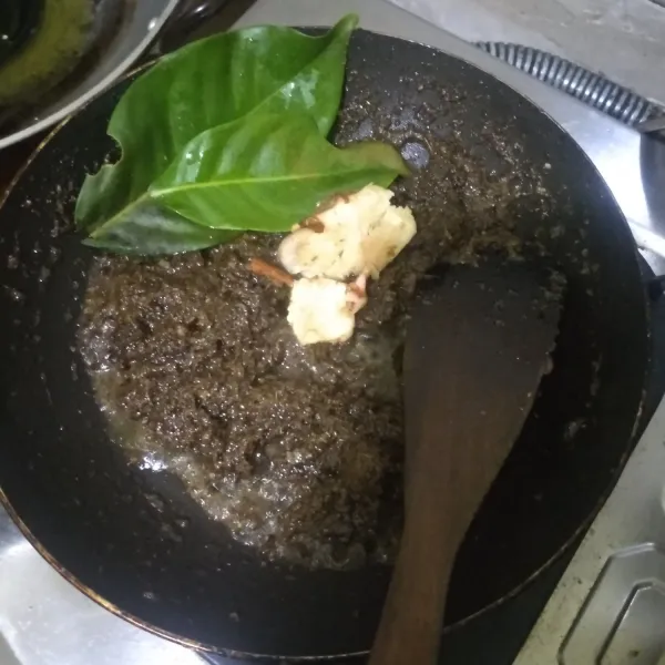 Selanjutnya tumis bumbu dengan minyak panas sampai harum, masukkan dauan salam lengkuas geprek dan kayu manis. tumis kembali sampai bumbu benar-benar matang