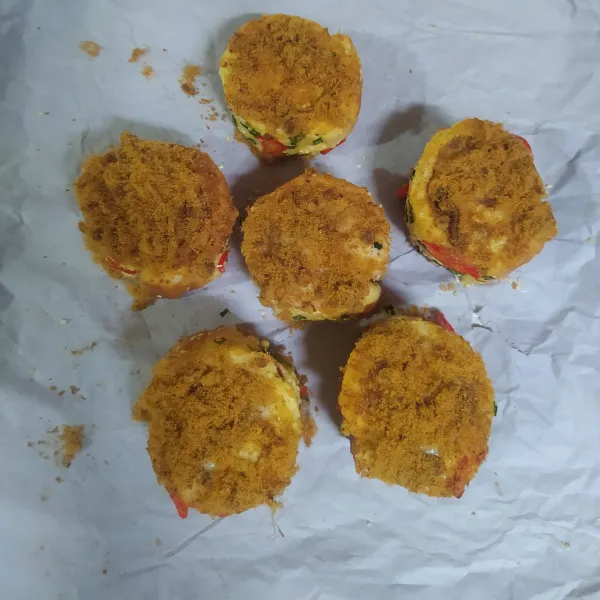Trim pinggirannya lalu potong-potong jadi 6 bagian. Olesi dengan sisa campuran mayonaise. Taburi abon.  Sajikan.