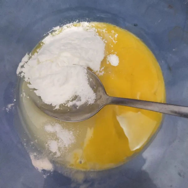 kemudian kita buat vla susunya masukkan kuning telur susu kental manis tepung maizena dan air aduk sampai rata