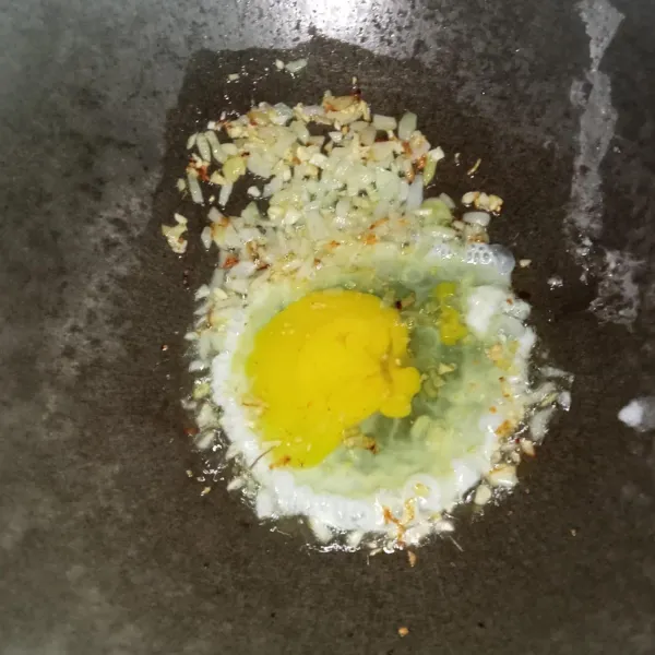 Sisihkan bawang yang sudah di tumis ke tepi wajan, kemudian masukkan telur dan buat orak arik.