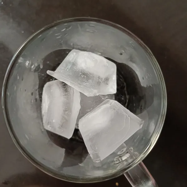 Tambahkan es batu dalam gelas.