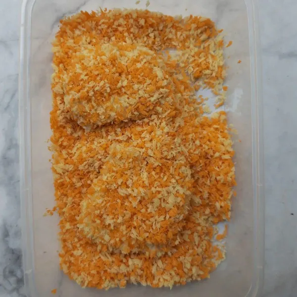 Celupkan ke dalam putih telur. Balurkan dalam tepung panir.