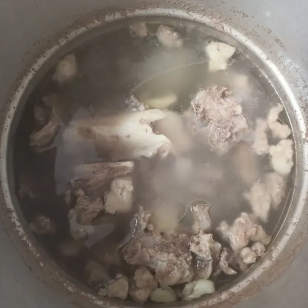 Rebus tulang dan daging sapi hingga empuk.