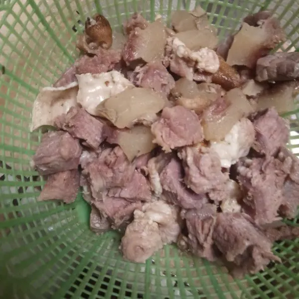 Siapkan daging kambing. Cuci bersih lalu rebus hingga mendidih, kemudian potong-potong.