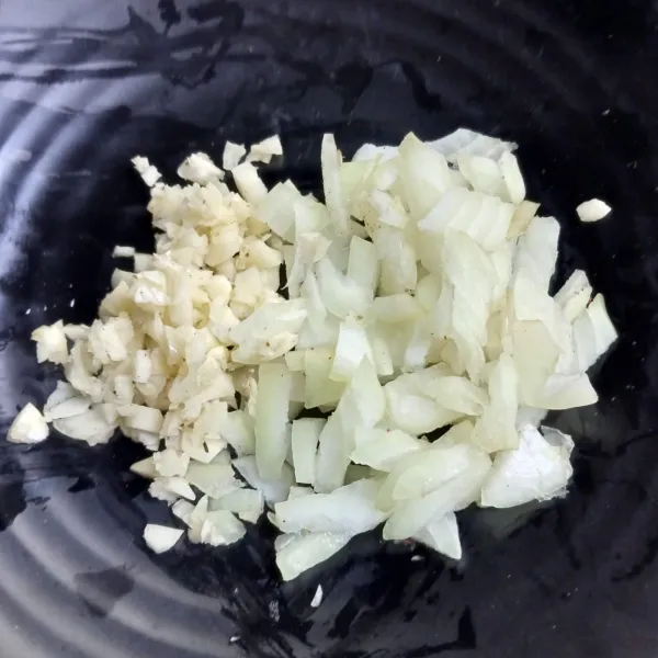 Potong-potong bawang bombay dan cincang bawang putih.