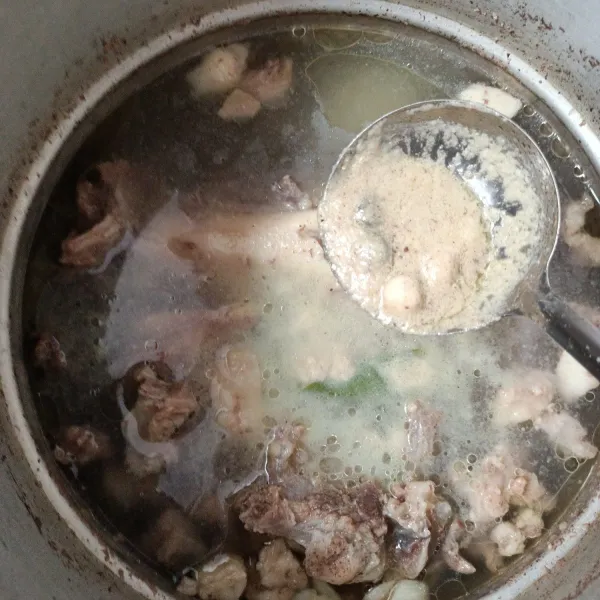 Masukkan bumbu tumisan dalam rebusan tulang sapi, kemudian masak hingga mendidih.