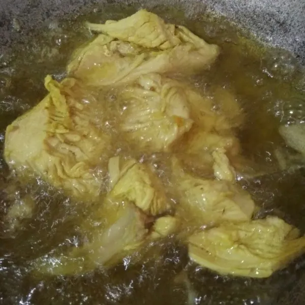 Ambil daging ayam lalu goreng sebentar, angkat dan tiriskan. Setelah daging ayam dingin, suwir-suwir.