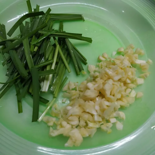 siapkan bahan. cincang bawang putih dan potong kasar kucai.