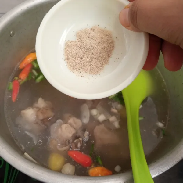 Tambahkan merica bubuk dan masukkan cabai.