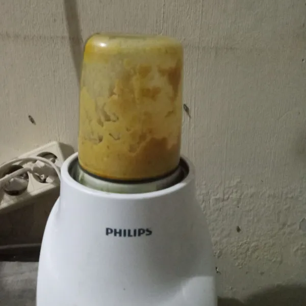 Blender semua bahan bumbu halus.