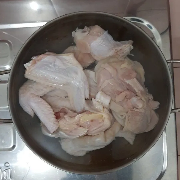 Siapkan ayam yang akan direbus, lalu rebus dan biarkan matang sampai dalam.