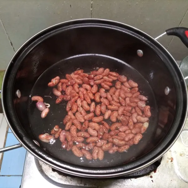 Didihkan air, lalu masukkan kacang merah. Masak kacang hingga matang dalam panci tertutup. Tiriskan