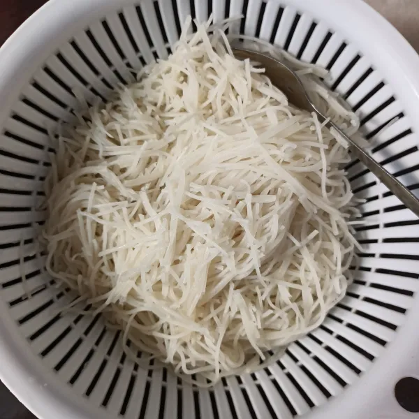 Rendam bihun dengan air hangat hingga mengembang, lalu tiriskan.