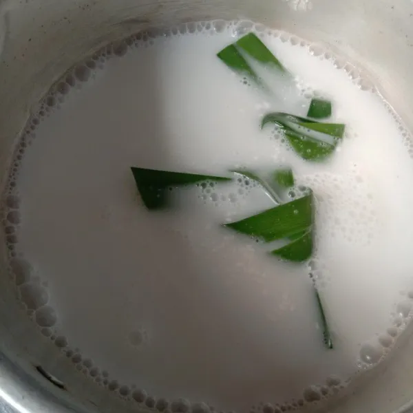 Rebus santan, daun pandan dan garam sampai mendidih. Biarkan hangat.