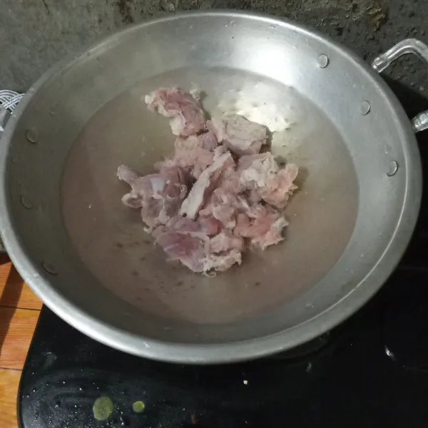 Rebus daging hingga empuk. Buang busa di atas airnya lalu tiriskan daging, potong-potong.