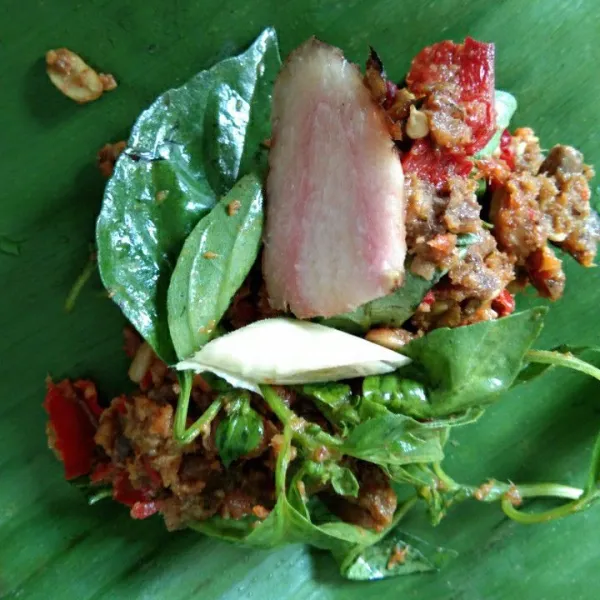 Tambahkan irisan serai dan lengkuas.