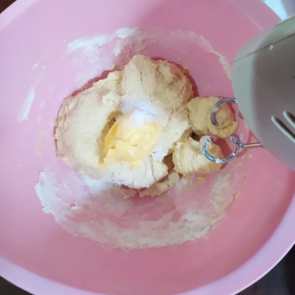 Campur terigu, ragi instan, gula pasir, susu bubuk, kuning telur dan air menggunakan mikser atau diuleni. Setelah tercampur, masukkan margarin dan garam. uleni lagi hingga kalis.