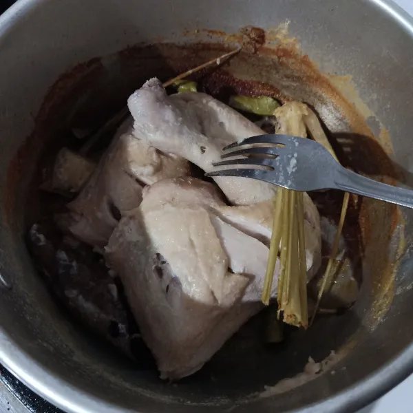 Rebus sampai air menyusut dan ayam matang sempurna kemudian biarkan panasnya hilang.