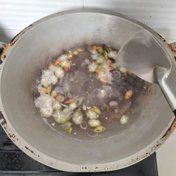 Didihkan air lalu masukkan bawang merah, belimbing wuluh, cabe rawit, daun salam, daun jeruk, serai, garam, gula pasir, penyedap rasa (jika suka) masak hingga bumbu layu